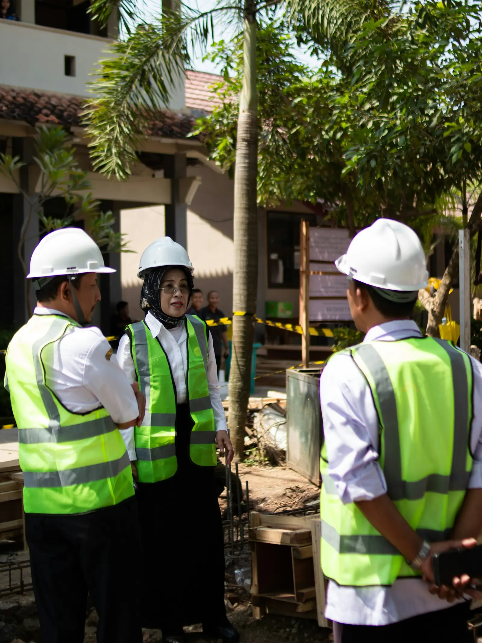 Engineering professionals in partnership discussion